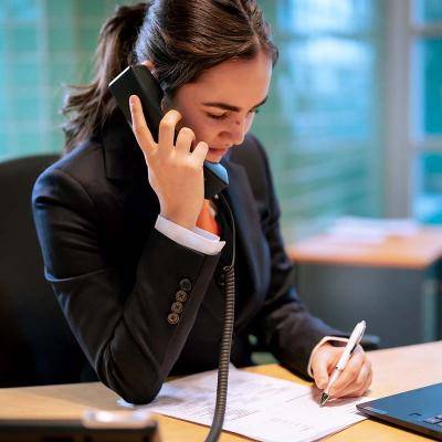 Student zit aan de telefoon en noteert gegevens