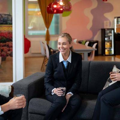 Drie studenten zitten samen