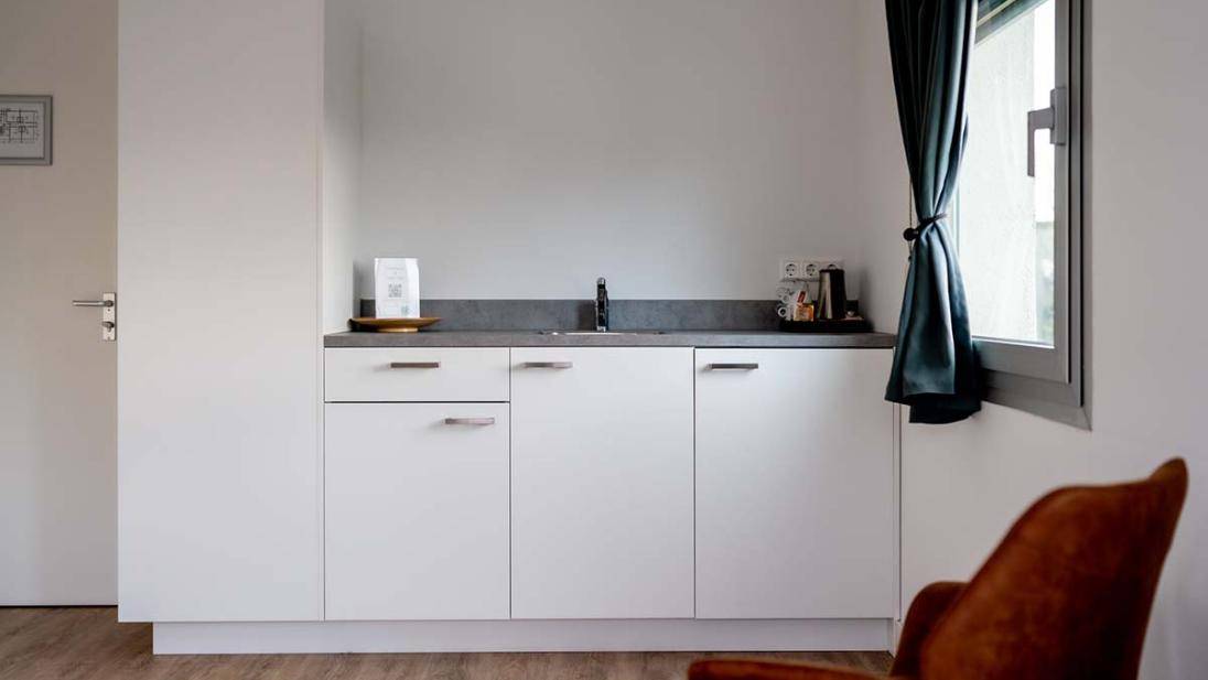 Witte keuken in studio